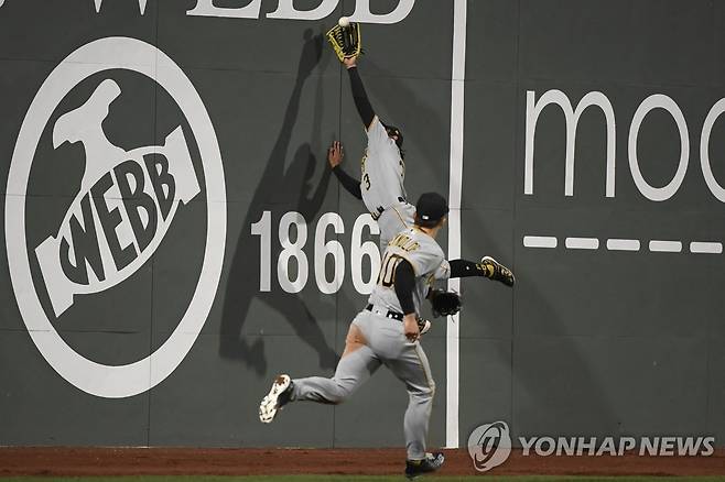 MLB 피츠버그 동료들이 깜짝 놀란 배지환의 슈퍼 캐치  [USA 투데이/로이터=연합뉴스]