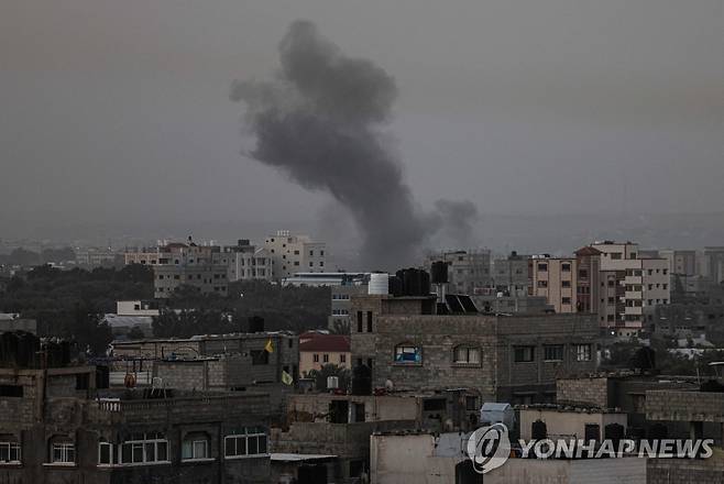 이스라엘군의 공습 이후 검은 연기가 피어오르는 팔레스타인 가자지구. [AFP 연합뉴스 자료사진. 재판매 및 DB 금지]