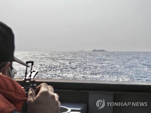 5일 대만 동부 해역에 등장한 중국 항모 산둥함 모니터링하는 대만 군인 (AFP 연합뉴스.대만국방부 제공)