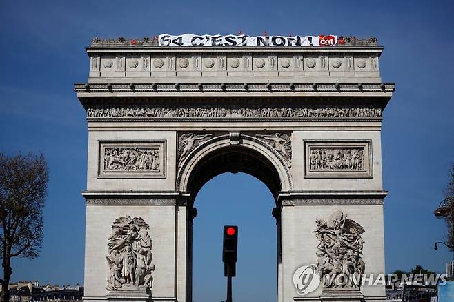 프랑스 파리 개선문에 내걸린 정년 연장 반대 현수막 (로이터 파리=연합뉴스) 프랑스 파리 개선문 꼭대기에 정부가 추진하는 정년 연장에 반대하는 노조원들이 "64세, 안 된다"고 적은 현수막을 내걸었다. 2023.4.5 photo@yna.co.kr