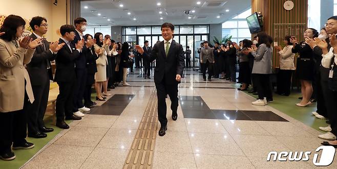 4·5 울산교육감 보궐선거에서 당선된 천창수 교육감이 6일 울산시교육청 본관 1층 로비에서 취임 축하를 위해 마중 나온 직원들과 인사를 나누고 있다. 2023.4.6/뉴스1 ⓒ News1 조민주 기자