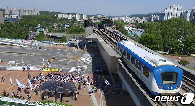 용인경전철노조가 파업에 돌입한 지난해 5월10일 오후 경기 용인 처인구 용인시청 앞에서 집회를 벌이고 있다. 2022.5.10/뉴스1 ⓒ News1 김영운 기자