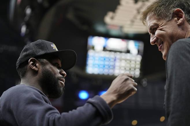 마크 큐반 구단주(오른쪽). AP연합뉴스