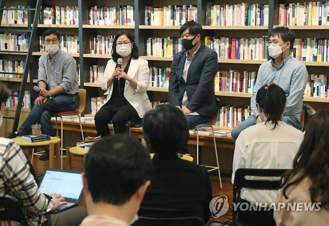 '조국흑서' 관련 간담회에 참석한 권경애 변호사(왼쪽에서 두 번째) [이미지출처=연합뉴스]