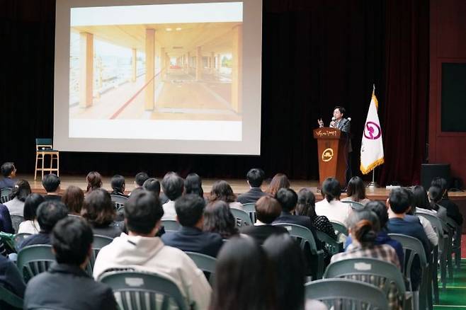 인문건축가 유현준 교수가 5일 오후 4시 동대문구청에서 ‘공간의 미래’ 특강을 진행하고 있다.