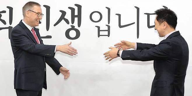 주한 영국대사 만나는 김기현 대표 - 국민의힘 김기현(오른쪽) 대표가 5일 국회에서 콜린 크룩스 주한 영국 대사에게 악수를 청하고 있다. 김 대표는 크룩스 대사에게 “2030 월드 엑스포가 부산에 꼭 유치되도록 영국에서 한 표를 찍어달라”고 했다. /이덕훈 기자