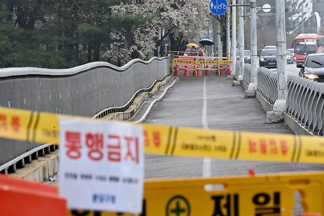 6일 경기도 성남시 분당구 수내교 보행로 일부 구간이 침하돼 통제되고 있다. 전날 경기도 성남시 분당구 정자교 보행로가 붕괴해 2명의 사상자가 발생했다./뉴시스