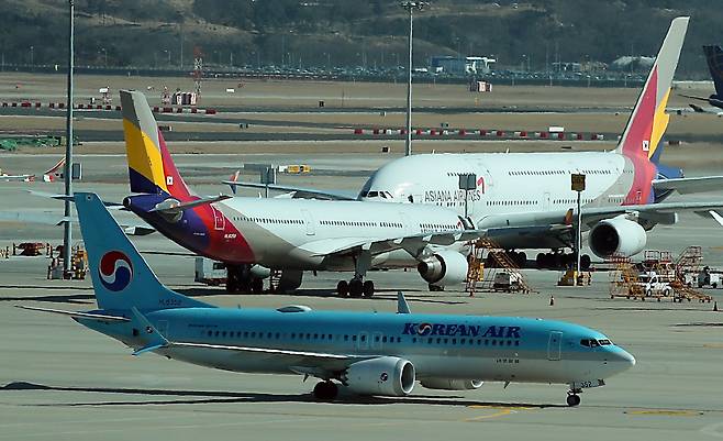 인천국제공항 전망대에서 바라본 계류장에서 대한항공 항공기가 아시아나항공 항공기 앞을 지나고 있다./뉴스1