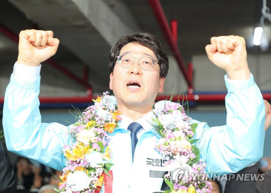 4·5 재보선 전주을 국회의원 재선거에서 당선된 강성희 진보당 의원이 두 팔을 들어 보이고 있다.<연합뉴스>