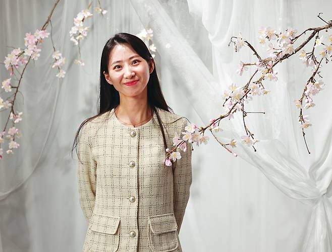 한지공예 작가 이미나씨가 3월31일 영등포구 구립영등포아트스퀘어에서 열리는 ‘친애하는 봄’ 전시회에서 한