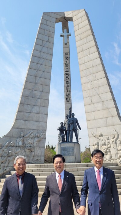 인천 제물포항에 세워진 한국기독교100주년기념탑 앞에선 한교총 이철 명예회장과 이영훈 대표회장, 권숭웅 회장(사진 왼쪽부터). 조현 종교전문기자