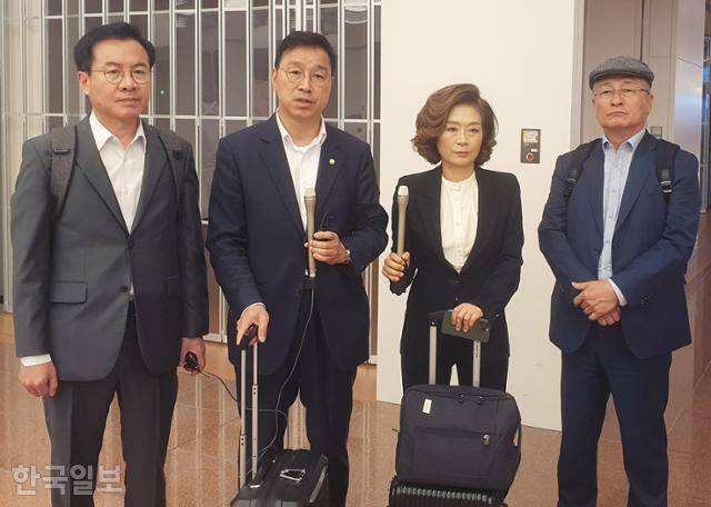 더불어민주당 후쿠시마 원전 오염수 대책단 소속 윤영덕(왼쪽부터), 위성곤, 양이원영, 윤재갑 의원이 6일 일본 도쿄 하네다공항에 도착해 기자회견을 하고 있다. 더불어민주당 제공