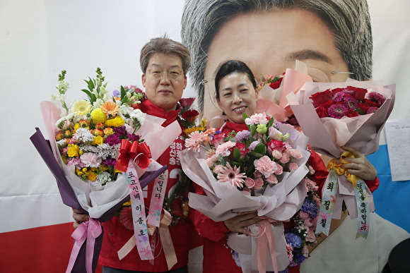 5일 김상백 당선인과 부인이 꽃다발을 들고 기념사진을 찍고 있다. [사진=김상백 당선인]