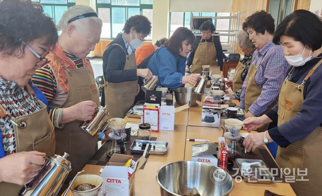 ▲ 철원군 서면지역 어르신들이 서면사무소에서 커피수업을 받고 있다.