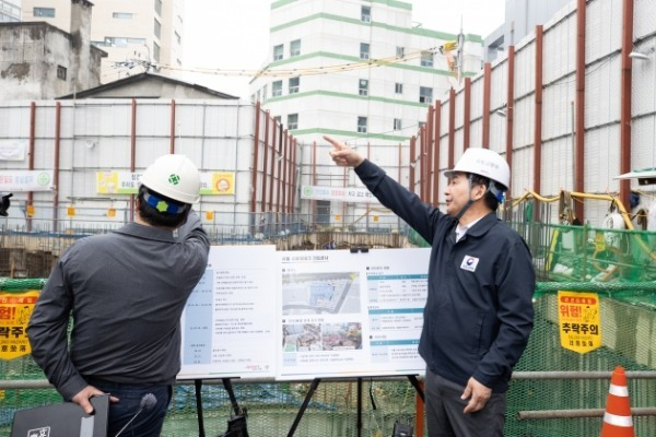 원희룡 국토교통부 장관이 6일 오전 서울 중구의 한 공사현장을 찾아 시멘트 수급 부족으로 공사에 어려움을 겪고 있는 현장 상황을 살펴보고 있다. 국토교통부 제공