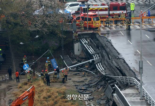 소방 관계자들이 지난 5일 교량 양쪽에 설치된 보행로 중 한쪽 보행로가 갑자기 무너져 내리며 1명이 숨지고 1명이 다치는 사고가 발생한 경기 성남시 정자교 사고 현장을 살펴보고 있다. 권도현 기자