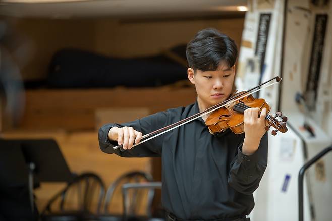 Violinist Gong Min-bae, 18, performs during a press conference on Wednesday. (SPO)