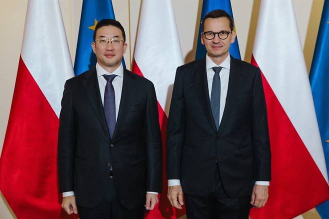 LG Group Chairman Koo Kwang-mo (left) poses with Polish Prime Minister Mateusz Morawiecki at the prime minister's office in Warsaw, Poland on Oct. 3, 2022. (LG Group)