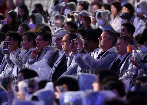 A Bureau International des Expositions (BIE) delegation watches K-pop performances during K-Culture Night held at Busan Cinema Center on Wednesday night. [YONHAP]