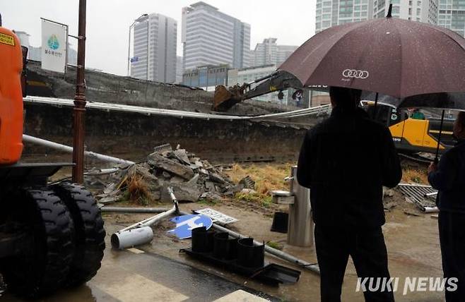  5일 경기도 성남시 분당구 정자교 난간이 무너지는 사고가 발생해 소방 대원 등 관계자들이 현장을 수습하고 있다.   사진=박효상 기자