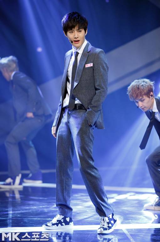 엑소가  2013년 8월 엠카운트다운에서 1위를 차지했다. 스쿨룩이 잘 어울리는 수호.