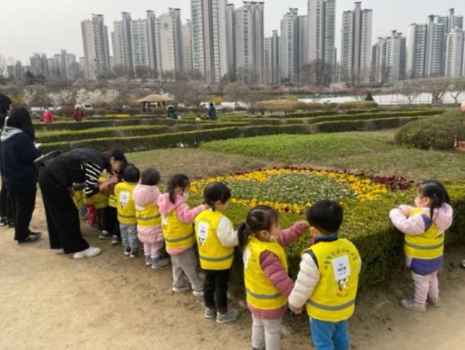 서울 잠실 모아공동체 어린이집 원생들이 자연학습장 현장학습에 나와 풀꽃놀이를 즐기고 있다. [서울시 제공]