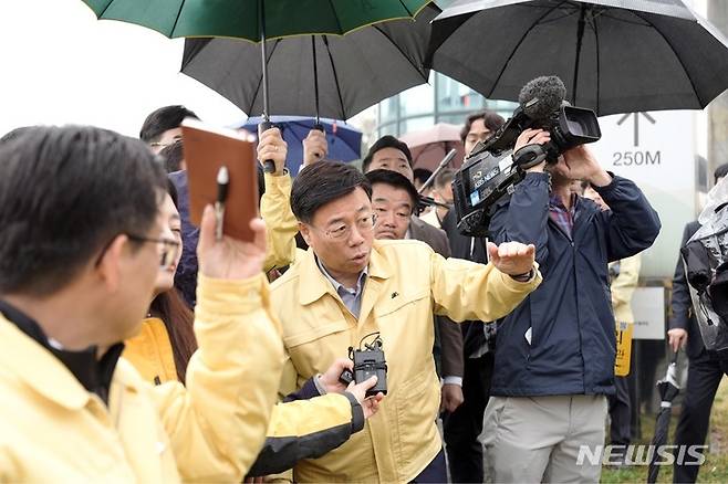 [성남=뉴시스] 신상진 경기 성남시장이 지역 내 전체 교량에 대해 안전점검을 실시할 것을 주문했다