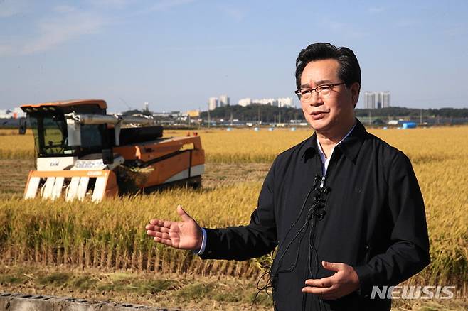 [세종=뉴시스] 정황근 농림축산식품부 장관이 13일 전북 익산시 가루쌀 수확 현장을 방문해 전문생산단지 대표들과 가루쌀 정책 방향을 논의했다. (사진=농식품부 제공)