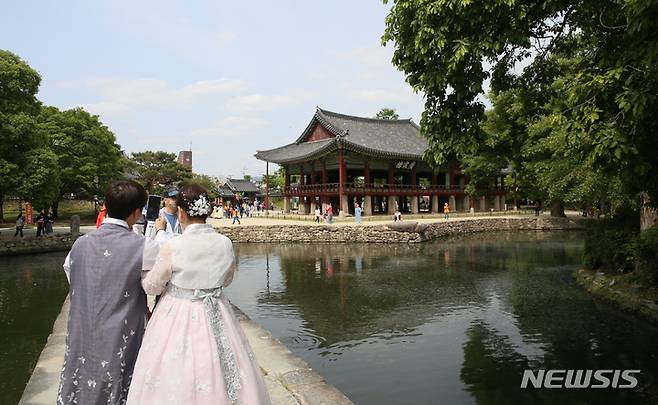 [남원=뉴시스]  김종효 기자 = 8일 전북 남원 광한루원 일원에서 열리고 있는 '제92회 춘향제' 마지막 날, 한복을 곱게 차려입은 연인들이 광한루 앞 오작교를 건너고 있는 풍경. 2022.05.08. kjh6685@newsis.com