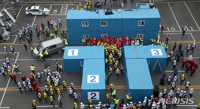 [서울=뉴시스] 김선웅 기자 = 6일 서울 중구 서울경찰청 기동본부에서 경찰 기동대원들이 축제·행사 등 인파가 몰리는 상황을 가정한 인파관리 시범 훈련을 하고 있다. 2023.04.06. mangusta@newsis.com