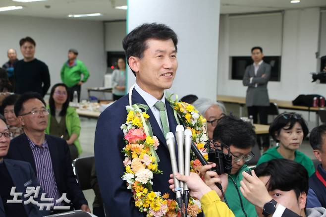 천창수 울산교육감 당선자가 6일 취재진들의 질문에 답하고 있다. 반웅규 기자