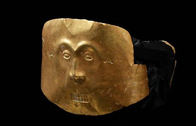 사진=프랑스 파리에서 경매에 부쳐진 고대 칼리마 문명의 금가면