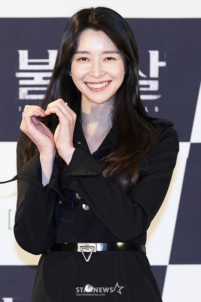 배우 권나라가 15일 오후 온라인으로 진행된 tvN 새 토일극 '불가살' 제작발표회에 참석해 포즈를 취하고 있다. 2021.12.15 <사진=CJ ENM> /사진=임성균 기자 tjdrbs23@