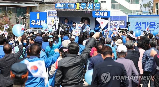 이재명 대표 '창녕에서 기회 달라' (창녕=연합뉴스) 김동민 기자 = 더불어민주당 이재명 대표가 28일 오후 경남 창녕군 창녕읍 송현리 창녕장(5일장)에서 4·5 창녕군수 보궐선거에 출마한 같은 당 성기욱 후보와 경남도의원 창녕군 제1선거구에 출마한 우서영 후보에 대해 지지를 호소하고 있다. 2023.3.28 image@yna.co.kr