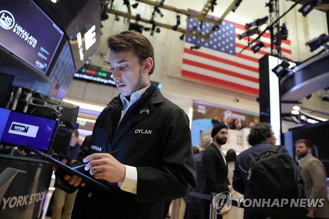 2023년 3월 31일 뉴욕증권거래소(NYSE)에서 트레이더들이 일하고 있다. 연합뉴스 자료 사진