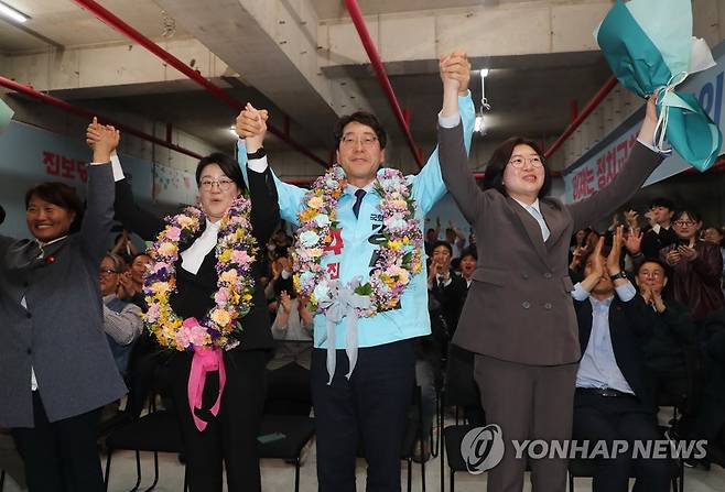 강성희 후보 당선 (전주=연합뉴스) 정경재 기자 = 4·5 재보선 전주을 국회의원 재선거에서 당선된 진보당 강성희 후보가 두 팔을 들어 보이고 있다. 왼쪽부터 오은미 전북도의원, 윤희숙 진보당 상임대표, 강 후보, 배우자 박수경 씨. 2023.4.6 jaya@yna.co.kr
