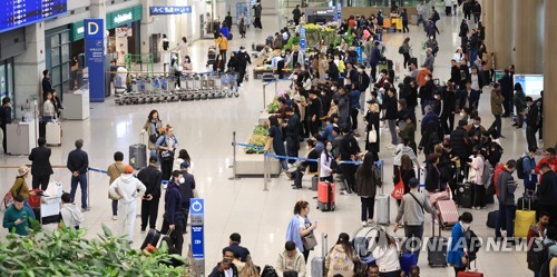 여행객으로 붐비는 인천국제공항 [연합뉴스 자료사진]