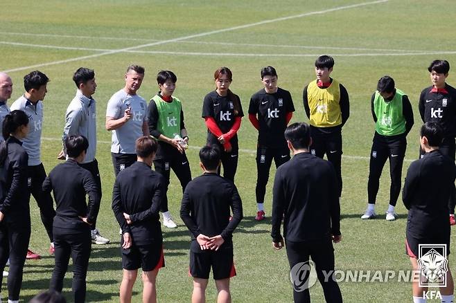 훈련 지시하는 콜린 벨 감독 (서울=연합뉴스) 한국 여자축구 대표팀 콜린 벨 감독이 2일 경기도 파주 NFC(축구대표팀 트레이닝센터)에서 열린 국내평가전대비 소집훈련에서 지시하고 있다. 2023.4.2 [대한축구협회 제공. 재판매 및 DB 금지] photo@yna.co.kr