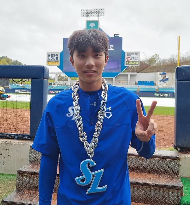 홈런 세리머니 목걸이 차고 포즈 취하는 이재현 (대구=연합뉴스) 김경윤 기자 = 삼성 라이온즈 내야수 이재현이 5일 대구삼성라이온즈파크에서 홈런 세리머니에 쓰이는 은목걸이를 차고 포즈를 취하고 있다. 이재현은 올해 한국시리즈에서 이 목걸이를 차고 싶다고 다잠했다. 2023.4.6. cycle@yna.co.kr