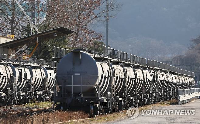 오봉역  (의왕=연합뉴스) 홍기원 기자  경기도 의왕시 오봉역에 화물열차가 정차해 있다. 2022.12.1 xanadu@yna.co.kr