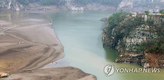 마른 적벽에 단비 (화순=연합뉴스) 천정인 기자 = 긴 가뭄 끝에 봄비가 내린 5일 전남 화순군 이서면 동복호 인근 적벽에 비가 내리며 말라있던 땅이 적셔져 있다. 광주 주요 식수원인 동복호(댐)은 오랜 가뭄으로 이날 0시 기준 18.2%의 저수율을 기록하고 있다. 2023.4.5 iny@yna.co.kr