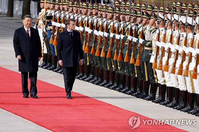 의장대 사열식 참석한 시진핑과 마크롱 (AFP.연합뉴스)