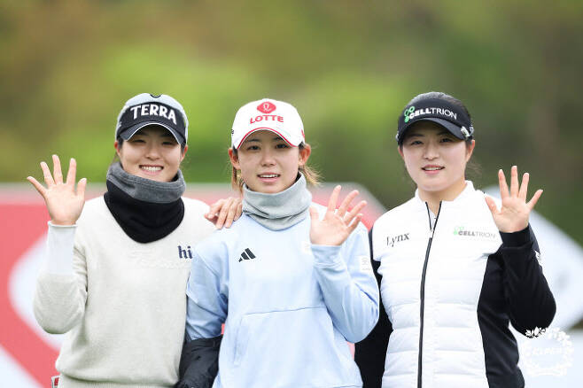 (왼쪽부터) 김민별, 황유민, 김서윤이 6일 열린 KLPGA 투어 롯데렌터카 여자오픈 1라운드에서 함께 사진 촬영을 하고 있다.(사진=KLPGA 제공)