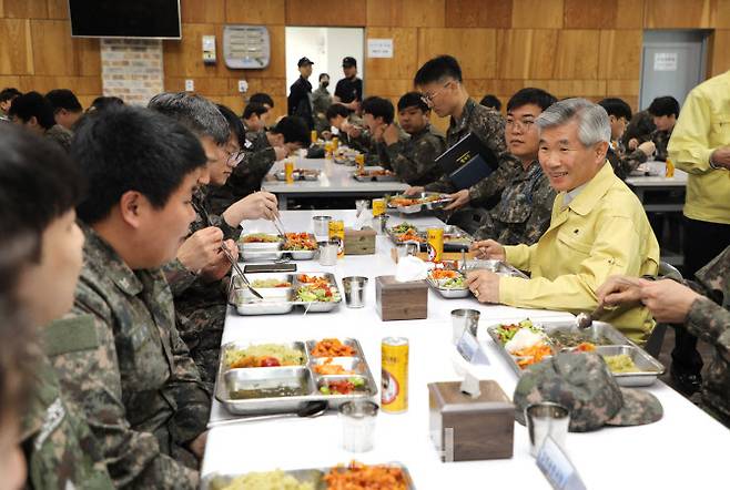 이기식 병무청장이 지난 달 해군 2함대 동원훈련장을 방문해 식당에서 입소한 예비군들과 점심식사를 하고 있다. (사진=병무청)