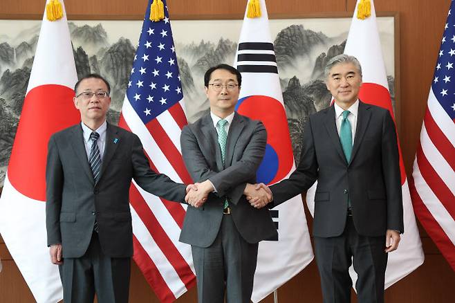 우리 측 북핵 수석대표 김건 한반도 평화 교섭본부장과 미국 측 수석대표 성 김 미 국무부 대북 특별대표, 일본 측 수석대표 후나코시 다케히로 일본 외무성 아시아·대양주 국장이 7일 서울 종로구 외교부에서 열린  북핵 수석대표 협의에서 만나 악수하고 있다. (사진=연합뉴스)