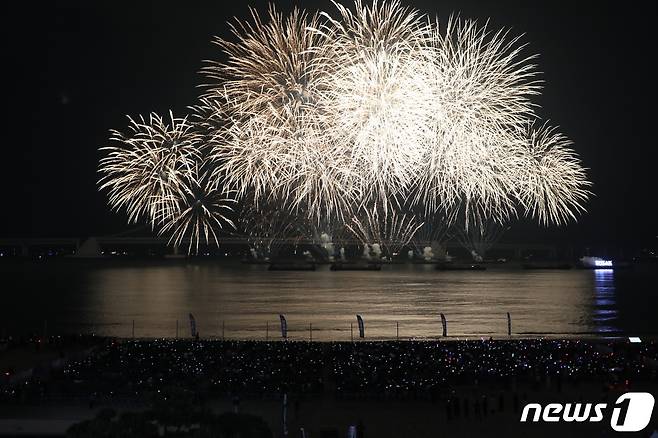 6일 오후 부산 광안리해수욕장에서 2030 부산세계박람회 유치기원 불꽃쇼가 진행되고 있다. 2023.4.6/뉴스1 ⓒ News1 강승우 기자