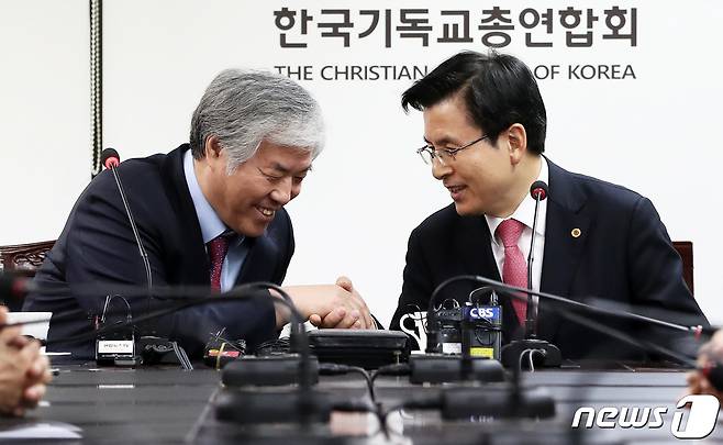 황교안 자유한국당 대표가 2019년 3월 20일 서울 종로구 한국기독교연합회관에서 전광훈 한국기독교총연합회장을 예방하며 악수를 나누고 있다. ⓒ News1 오대일 기자