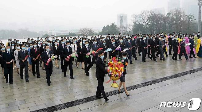 (평양 노동신문=뉴스1) = 제8차 4월의 봄 인민예술축전 참가자들이 6일 만수대언덕을 찾아 꽃바구니를 진정했다.[국내에서만 사용가능. 재배포 금지. DB 금지. For Use Only in the Republic of Korea. Redistribution Prohibited] rodongphoto@news1.kr