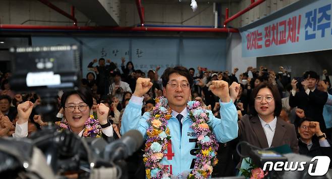 전주을 국회의원 재선거에 당선된 진보당 강성희 당선인이 6일 전북전주시 선거사무실에서 꽃목걸이를 걸고 당선 기쁨을 만끽하고 있다. 2023.4.6/뉴스1 ⓒ News1 유경석 기자