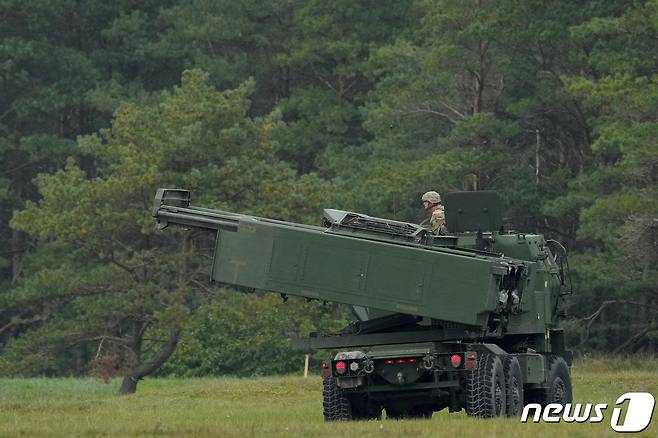 라트비아 리예파야에서 26일(현지시간) 하이마스(HIMARS·고기동 대구경 다연장 로켓시스템) M142를 동원한 군사훈련을 진행하고 있다. 2022. 11. 26. ⓒ 로이터=뉴스1 ⓒ News1 최서윤 기자